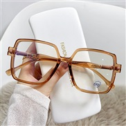 ( tea  frame  transparent Lens ) occdental style square sunglass samll style lady personalty ant-ultravolet Sunglasses