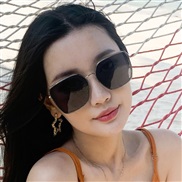 ( Black frame  gray  Lens +) sde cut sunglass woman  fashon Korean style sunglass gradual change ant-ultravolet Sunglas
