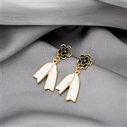 (E )silver samll wind temperament rose earrings  retro romantic Pearl asymmetry flower ear stud