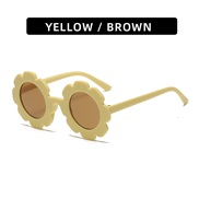 (C  frame  tea  Lens )chldren sun flower fashon lovely Sunglasses super man woman sunglass samll multcolor sunglass