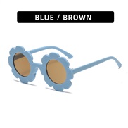 (C  blue  frame  tea  Lens )chldren sun flower fashon lovely Sunglasses super man woman sunglass samll multcolor sungla
