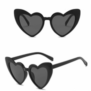 ( Black frame  Lens )love sunglass  trend fashon sunglass Sunglasses