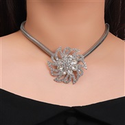 ( white)hollow flowers diamond clavicle chain Collar occidental style necklace