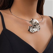 ( White K 6154)occidental style  exaggerating three-dimensional Metal flowers Collar  personalityflower necklace woman