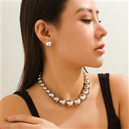 ( 1  White K 4814E1)occidental style punk exaggerating Metal beads necklace temperament short style imitate Pearl Colla