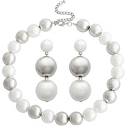 (Suit )occidental style fashion temperament Round Pearl earrings necklace wind exaggerating samll set