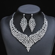 ( white)Alloy clavicle chain palace temperament occidental style retro exaggerating temperament crystal gem short neckl