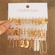 (gold ) Metal earring...