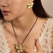 ( necklace+  5 21)occidental style fashion Metal flower flowers pendant twining chain woman temperamentnecklace necklac