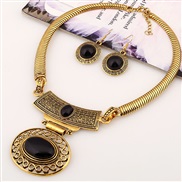 occidental style retro  personality short style hollow Oval gem necklace Collar