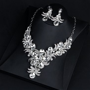 ( white)necklace woman personality three-dimensional flower crystal clavicle chain samll necklace