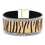 ( zebra)lady leopard buckle bracelet Korean style original star Street Snap