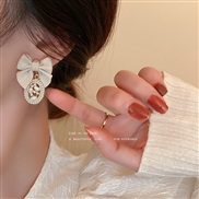 ( Silver needle white)silver autumn diamond Pearl bow earrings retro samll wind temperament ear stud sweet arring