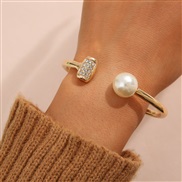 (561 4 1)occidental styleins exaggerating personality fashion retro brief temperament Pearl Alloy opening bangle