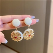 ( Silver needle  white Flowercircular )silver retro Metal flowers Acrylic Round earrings occidental style personality t