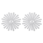 ( White K)E personality samll sun flower surface earrings  wind samll day Metal Earring
