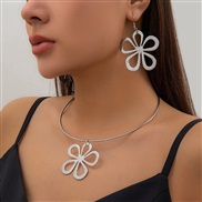 ( 3  White K 4619)occidental style brief flowers pendant Collar woman personality Metal hollow big flower