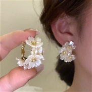 (E182 gold )silver diamond geometry flowers earrings  Korea small fresh ear stud all-Purpose temperament Earring woman