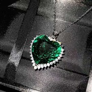 ( green)  heart-shaped gem lady necklace