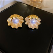 ( Silver needle  Gold)silver Pearl Shells earrings elegant temperament retro ear stud medium personality Earring