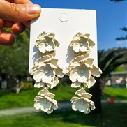 ( white)spring occidental style Alloy flowers fashion three-dimensional imitate flowers palace retro earring Earring
