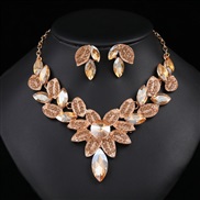 ( Gold)occidental style exaggerating retro necklace set woman luxurious crystal banquet clavicle chain