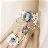 Crown retro baroque beauty bride white lace bracelet with one chain ring